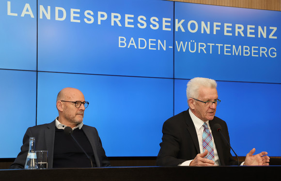 Ministerpräsident Winfried Kretschmann (r.) und Verkehrsminister Winfried Hermann (l.) (Bild: Staatsministerium Baden-Württemberg)