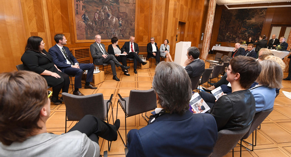 Talkrunde mit Staatsrätin Gisela Erler sowie Vertreterinnen und Vertreter aus Wirtschaft und Zivilgesellschaft  (Bild: Staatsministerium Baden-Württemberg)