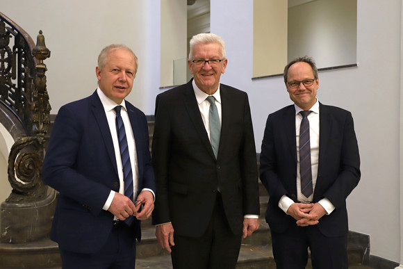 Antrittsbesuch Kretschmann empfängt ARD-Vorsitzenden Tom Buhrow v.l.n.r.: ARD-Vorsitzender und WDR-Intendant Tom Buhrow, Ministerpräsident Winfried Kretschmann und SWR-Intendant Prof. Dr. Kai Gniffke in der Villa Reitzenstein in Stuttgart (Bild: Staatsministerium Baden-Württemberg)