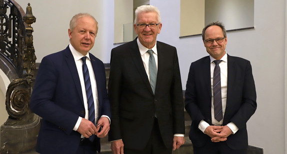 v.l.n.r.: ARD-Vorsitzender und WDR-Intendant Tom Buhrow, Ministerpräsident Winfried Kretschmann und SWR-Intendant Prof. Dr. Kai Gniffke in der Villa Reitzenstein in Stuttgart (Bild: Staatsministerium Baden-Württemberg)