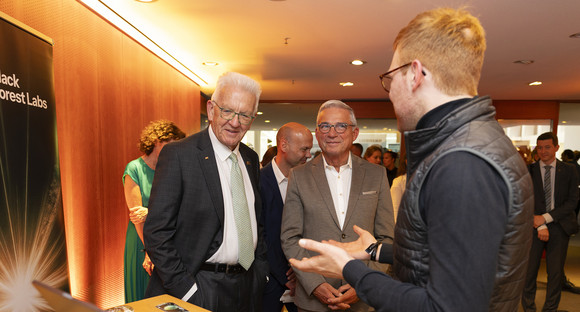 Politisches Sommerfest 60. Stallwächterparty: Aus Tradition in die Zukunft Ministerpräsident Winfried Kretschmann und Innenminister Thomas Strobl informieren sich bei ihrem Rundgang über die Start-Up-Szene in Baden-Württemberg.