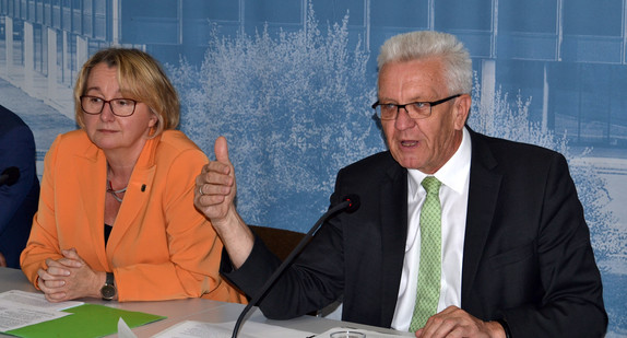 Ministerpräsident Winfried Kretschmann (r.) und Wissenschaftsministerin Theresia Bauer (l.) 