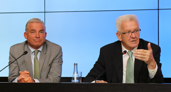 Ministerpräsident Winfried Kretschmann (r.) und der Minister für Inneres, Digitalisierung und Migration, Thomas Strobl (l.)