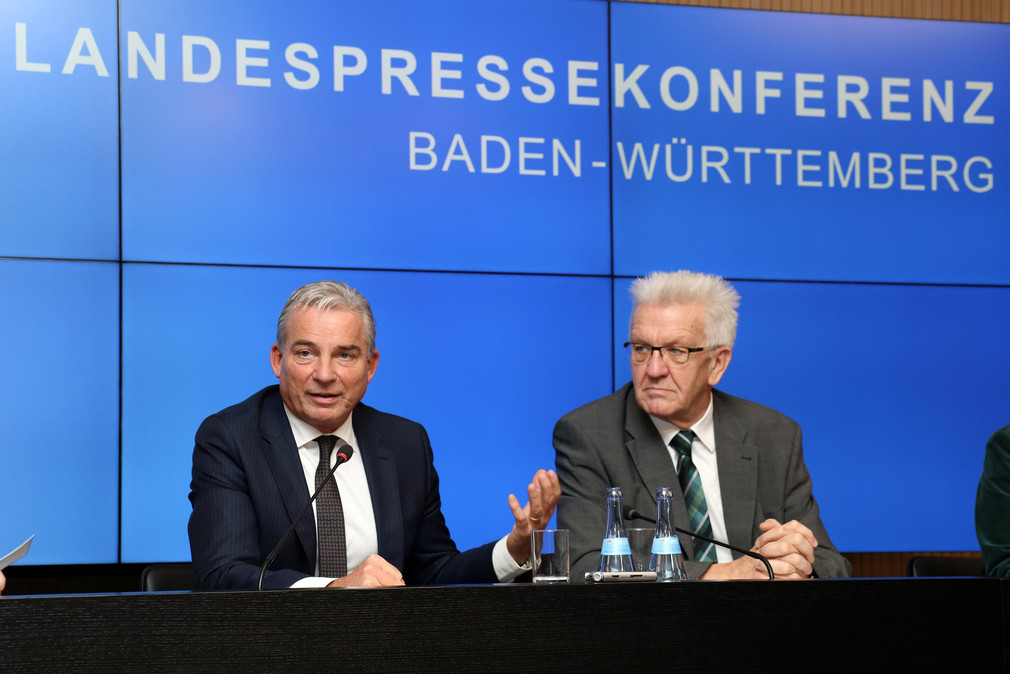 Ministerpräsident Winfried Kretschmann (r.) und Innenminister Thomas Strobl (l.)