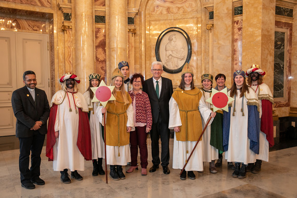 Ministerpräsident Winfried Kretschmann und seine Frau Gerlinde (M.) mit den Sternsingern der Kirchengemeinde St. Georg (Königswald) (Bild: Staatsministerium Baden-Württemberg)