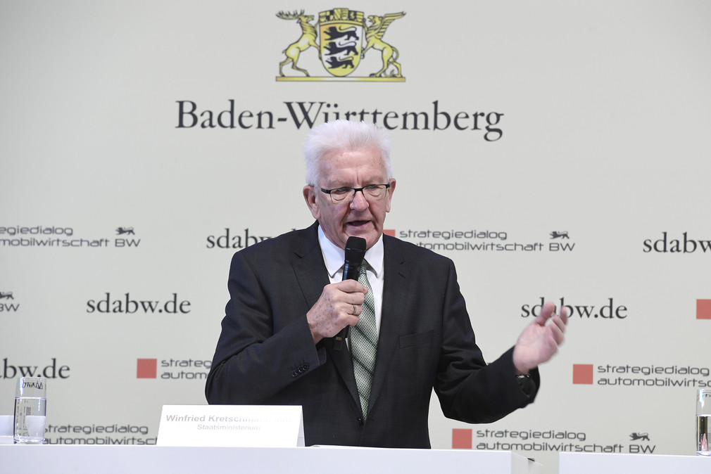 Ministerpräsident Winfried Kretschmann spricht auf der Pressekonferenz bei der fünften Jahresveranstaltung des Strategiedialogs Automobilwirtschaft.