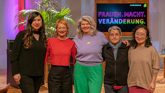 Gruppenbild der Podiumsteilnehmerinnen (v.l.n.r.): Mina Saidze, Data Evangelist und Gründerin von Inclusive Tech, Moderatorin Dörthe Eickelberg, Dr. Ines Kappert, Leiterin des Gunda-Werner-Institut für Feminismus und Geschlechterdemokratie, Lourdes Martínez, Vorstandssprecherin und Vorstandsvorsitzende DaMigra (Dachverband der Migrantinnenorganisation) und Yumin Li, Beauftragte für Anti-Diskriminierung, Diversity-Policies und Gerechtigkeit der Schwarzkopf-Stiftung