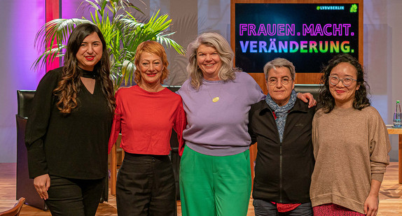 Gruppenbild der Podiumsteilnehmerinnen (v.l.n.r.): Mina Saidze, Data Evangelist und Gründerin von Inclusive Tech, Moderatorin Dörthe Eickelberg, Dr. Ines Kappert, Leiterin des Gunda-Werner-Institut für Feminismus und Geschlechterdemokratie, Lourdes Martínez, Vorstandssprecherin und Vorstandsvorsitzende DaMigra (Dachverband der Migrantinnenorganisation) und Yumin Li, Beauftragte für Anti-Diskriminierung, Diversity-Policies und Gerechtigkeit der Schwarzkopf-Stiftung