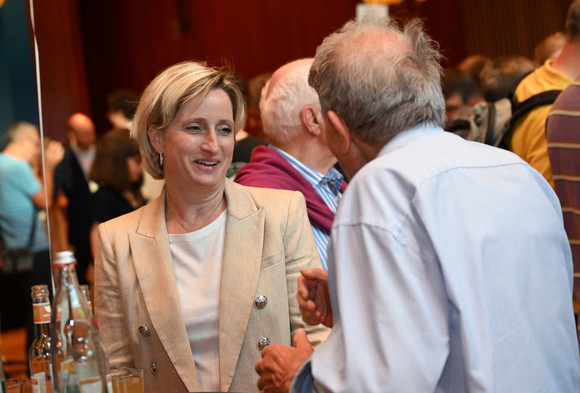 Dr. Nicole Hoffmeister-Kraut (links), Ministerin für Wirtschaft, Arbeit und Tourismus, im Gespräch