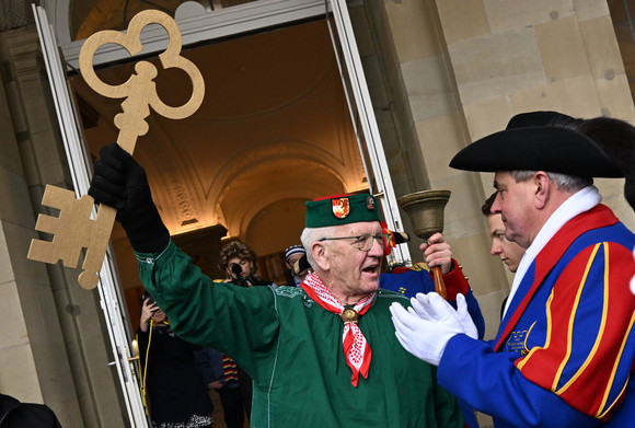 Ministerpräsident Winfried Kretschmann mit einem großen symbolischen Schlüssel in der Hand