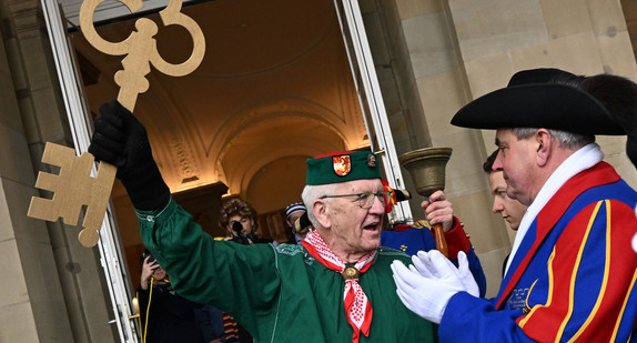 Ministerpräsident Winfried Kretschmann mit einem großen symbolischen Schlüssel in der Hand