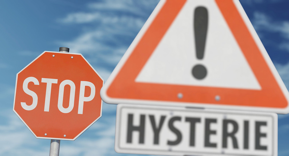 Ein Warnschild mit der Unterzeile Hysterie und ein Stop-Schild.