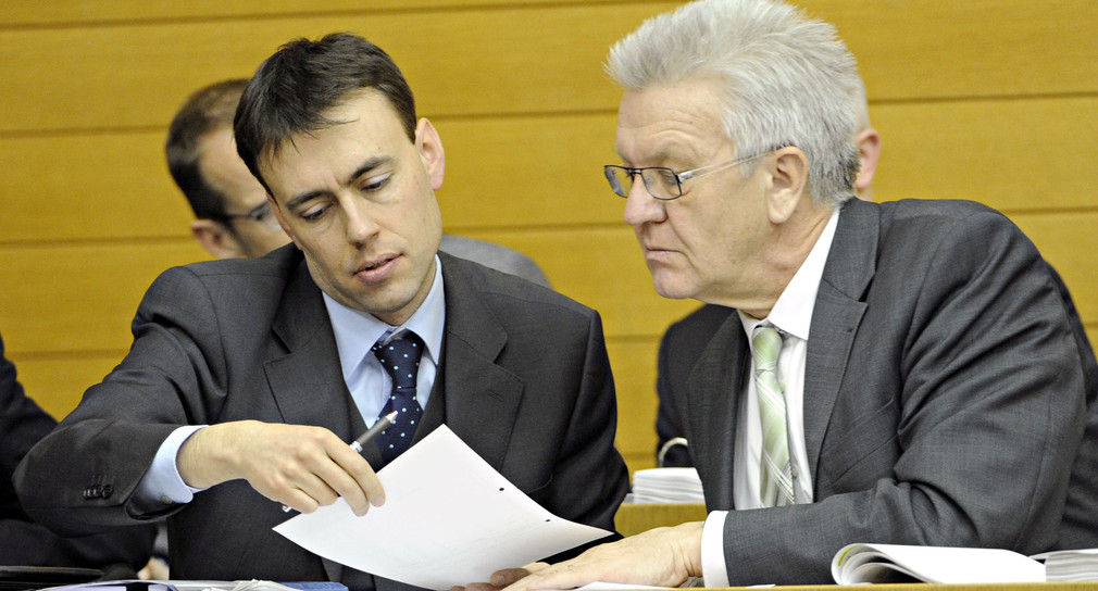 Nils Schmid und Winfried Kretschmann auf der Regierungsbank im Landtag (Bild: dpa)