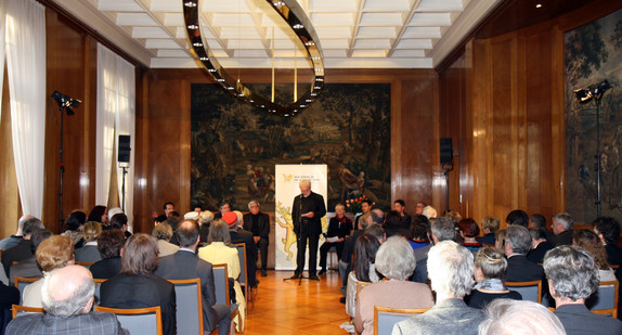 Staatssekretär Klaus-Peter Murawski (M.)bei der Begrüßung anlässlich des Pre-Listening des Hörspiels „Schattenkabinett“ am 18. April 2012 der Villa Reitzenstein in Stuttgart