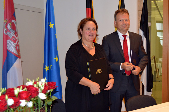 Staatssekretärin Theresa Schopper (l.) und der Staatssekretär im Ministerium für Handel, Tourismus und Telekommunikation von Serbien, Stevan Nikčević (r.)