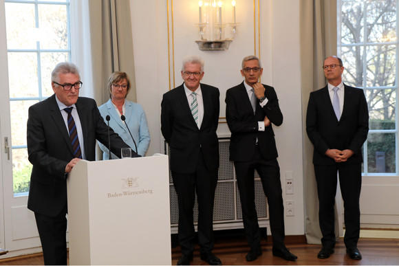 v.l.n.r.: Volker Stich, Vorsitzender des Beamtenbundes Baden-Württemberg, Finanzministerin Edith Sitzmann, Ministerpräsident Winfried Kretschmann, Staatssekretär Martin Jäger und Matthias Grewe, Vorsitzender des Vereins der Richter und Staatsanwälte Baden-Württemberg e.V.