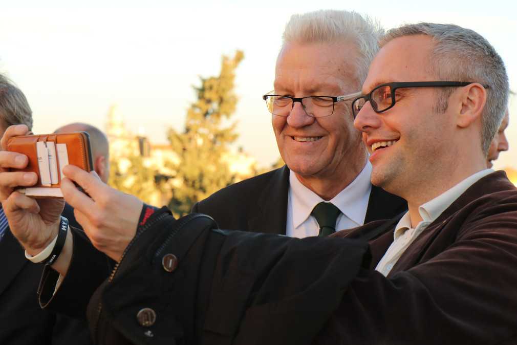 Selfie mit Ministerpräsident Winfried Kretschmann (l.)