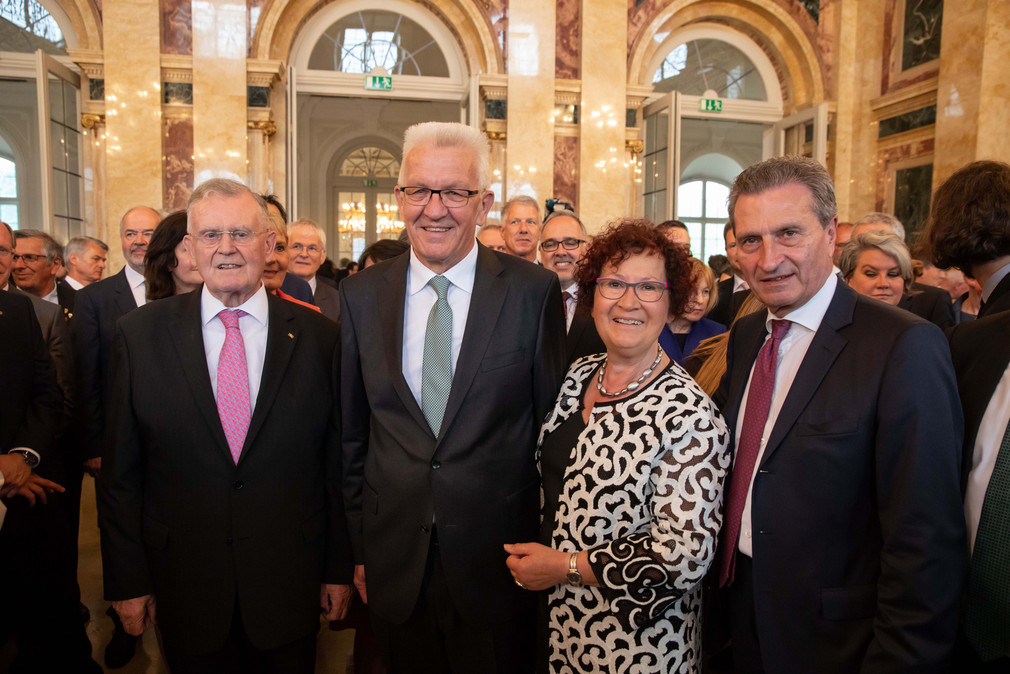 v.l.n.r.: ehemaliger Ministerpräsident Erwin Teufel, Ministerpräsident Winfried Kretschmann, Gerlinde Kretschmann und EU-Kommissar Günther H. Oettinger 