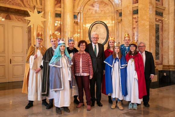 Ministerpräsident Winfried Kretschmann und seine Frau Gerlinde (M.) mit den Sternsingern der Kirchengemeinde St. Kolumban (Wendlingen) (Bild: Staatsministerium Baden-Württemberg)