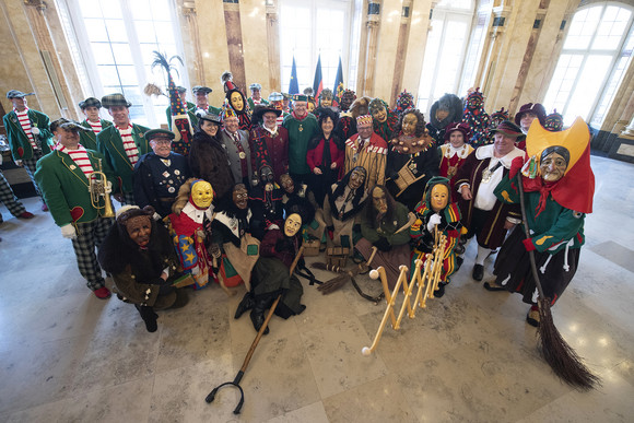 Gruppenbild mit der Vereinigung Schwäbisch-Alemannischer Narrenzünfte (Bild: Staatsministerium Baden-Württemberg)