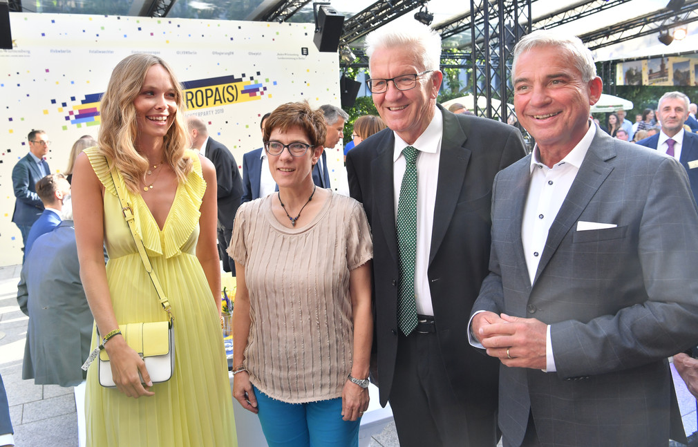 (v.l.n.r.) Miss Germany Nadine Berneis, die Bundesvorsitzende der CDU Annegret Kramp-Karrenbauer, Ministerpräsident Winfried Kretschmann und der stellvertretende Ministerpräsident Thomas Strobl.