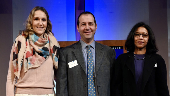 Die Panelteilnehmer*innen der Spotlight Conversation: Prof. Dr. Marina Henke, Prof. Dr. Abraham Newman und Moderatorin Sudha David-Wilp