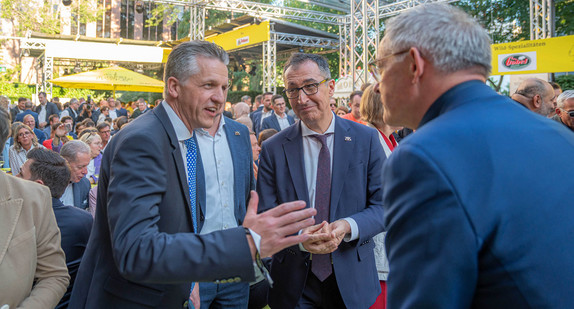 von links nach rechts: Kanzleramtsminister Thorsten Frei, Ministerpräsident Cem Özdemir und Staatssekretär Rudi Hoogvliet