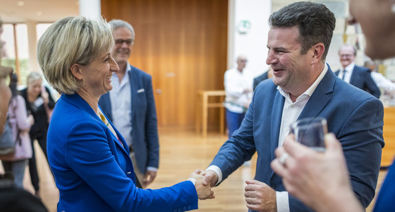 Dr. Nicole Hoffmeister-Kraut und Bundesarbeitsminister Hubertus Heil treffen im Foyer der Landesvertretung aufeinander. beide begrüßen sich herzlich. 