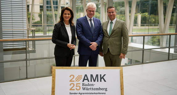 von links nach rechts: Bayerische Landwirtschaftsministerin Michaela Kaniber, Bundesminister Alois Rainer und der Vorsitzende der Agrarministerkonferenz, Minister Peter Hauk, bei der Sonder-Agrarministerkonferenz in Berlin