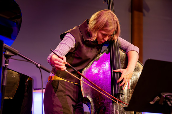 Tabea Kind mit Bogen vornüber am Bass
