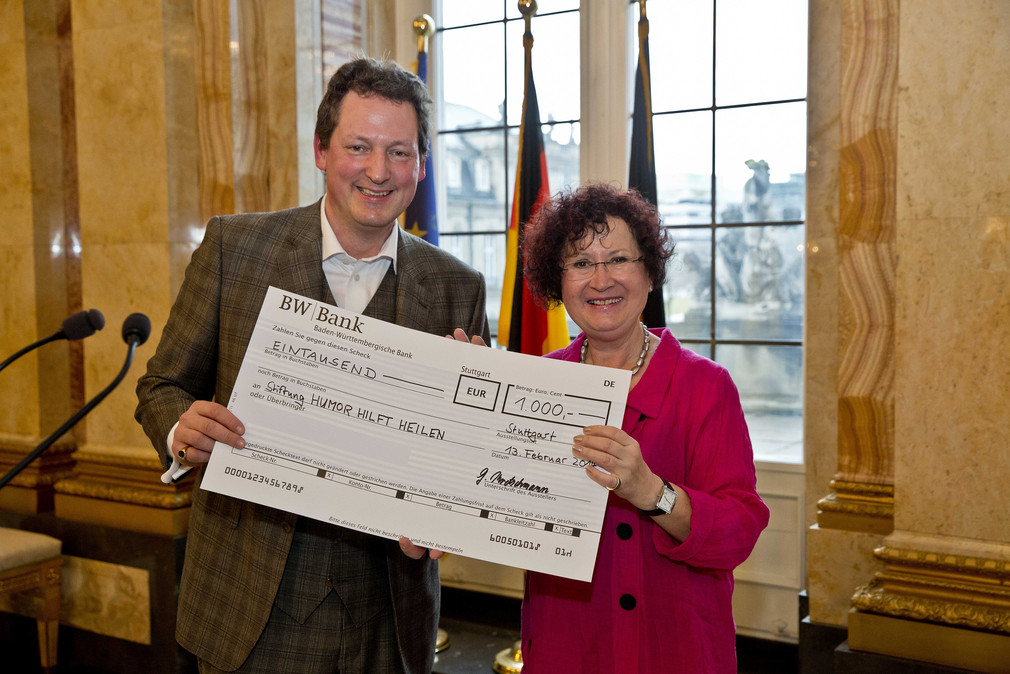 Dr. Eckhart von Hirschhausen (l.) und Gerlinde Kretschmann (r.) mit dem Spendenscheck