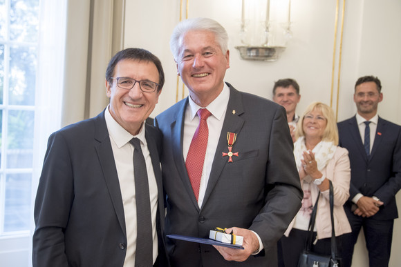 Auszeichnung Verdienstkreuz am Bande für Oskar Fuchs Prof. Dr. Wolfgang Reinhart (l.) und Oskar Fuchs (r.) (Foto: Staatsministerium Baden-Württemberg)