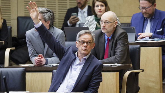 Stimmführer für Baden-Württemberg: Staatssekretär Rudi Hoogvliet hebt die Hand bei einer Abstimmung