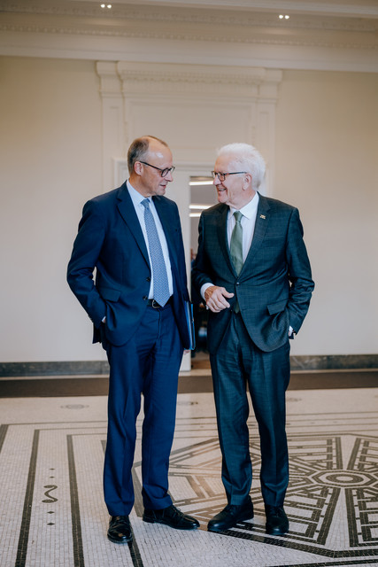 Antrittsbesuch Bundeskanzler Friedrich Merz besucht Baden-Württemberg Bundeskanzler Friedrich Merz (links) im Gespräch mit Ministerpräsident Winfried Kretschmann (rechts)