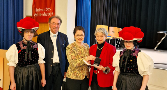 Bürgermeister der Gemeinde Gutach Siegfried Eckert (zweiter von rechts), Ministerin Marion Gentges (Mitte) und Maria-Magdalena Dickreiter (Zweite von rechts)