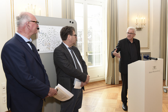 Ministerpräsident Winfried Kretschmann (r.), Prof. Reinhard Johler (M.) und Prof. Dr. Hubert Klausmann (l.) (Bild: Staatsministerium Baden-Württemberg)