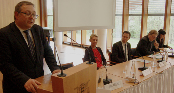 (L-R) Dr. Jörg Märkt, Dr. Silke Torp, Staatssekretär Thomas Losse-Müller, Ministerialdirektor Wolfgang Leidig, Simone Schlecht