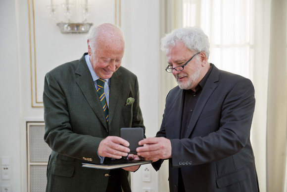 Hans Peter Müller (l.) und Staatsminister Klaus-Peter Murawski (r.)