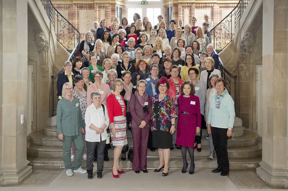 Gruppenbild mit Gerlinde Kretschmann (vorne, 3.v.r.) und den Gästen