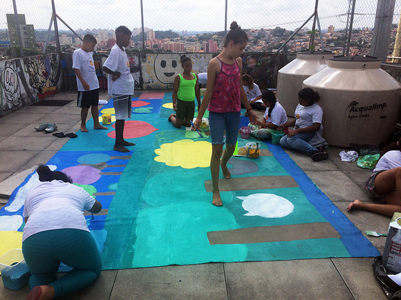 Sao Paulo, Brasilien 2015 / Die Künstlerin Sonia Guggisberg, die mit dem ersten Preis für Fotografie in Brasilien ausgezeichnet wurde und für ihre Installationen bekannt geworden ist, tat sich zusammen mit der Direktorin Adriana Rocha von der Organisation ONG die täglich nach 270 Kindern schaut. Nach einem Aufenthalt in Griechenland wurde sie durch Hatto Fischer mit der Idee hinter Kids' Guernica – Guernica Youth vertraut gemacht und sie entschloss sich etwas in Sao Paulo zu versuchen.