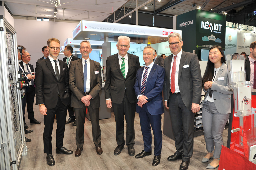 Ministerpräsident Winfried Kretschmann (3.v.l.) besucht den Stand der EUCHNER GmbH & Co.KG aus Leinfelden-Echterdingen (Bild: Staatsministerium Baden-Württemberg)