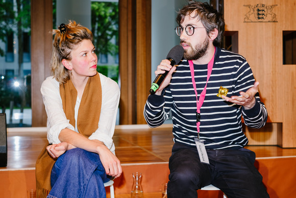 Ausstellung Soft Power Platform - European Artist Convention Paula Kohlmann (Kuratorin) und Quim Packard (Fireplace).