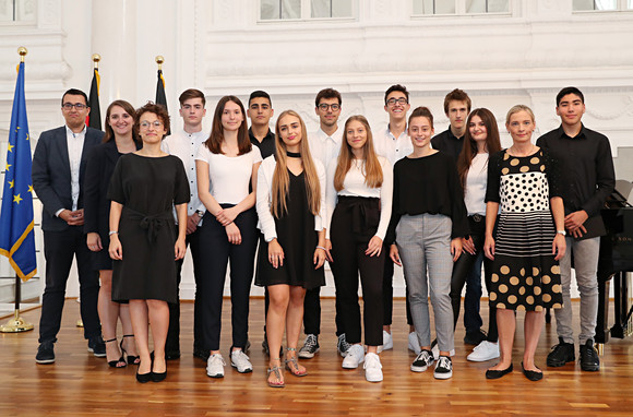 Schülerinnen und Schüler des Ferdinand-Porsche-Porsche-Gymnasiums (Bild: Staatsministerium Baden-Württemberg)