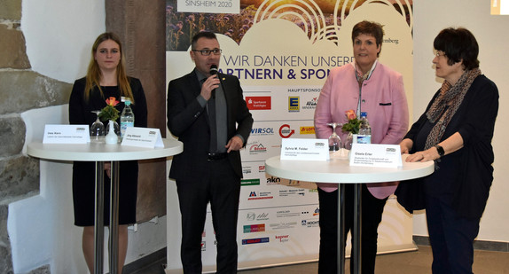 v.r.n.l.: Staatsrätin Gisela Erler, Regierungspräsidentin Sylvia M. Felder, Sinsheims Oberbürgermeister Jörg Albrecht und Ines Kern, Leiterin der Geschäftsstelle Heimattage in Sinsheim (Bild: Stadt Sinsheim)