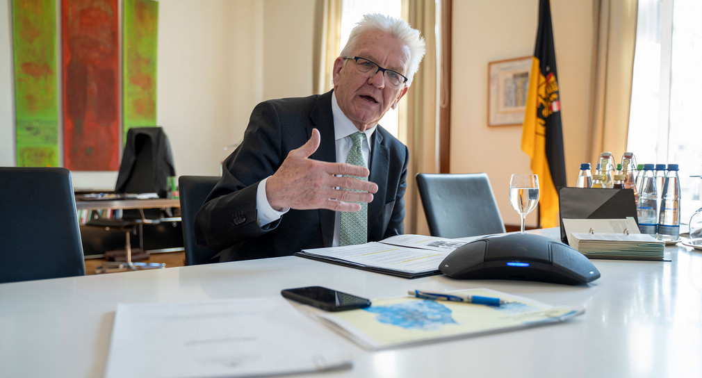 Ministerpräsident Winfried Kretschmann während eines Telefoninterviews.