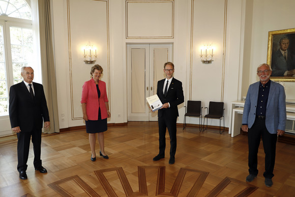 Der Normenkontrollrat Baden-Württemberg übergibt den Jahresbericht 2019, v.l.n.r.: Bernhard Bauer, Dr. Gisela Meister-Scheufelen, Staatssekretär Dr. Florian Stegmann und Claus Munkwitz. (Bild: Staatsministerium Baden-Württemberg)