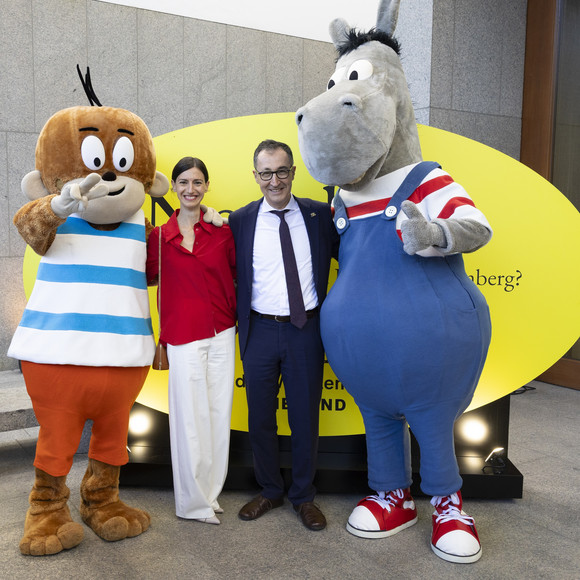 v.l.n.r. Äffle, Flavia Zaka, MP Cem Özdemir und das Pferdle