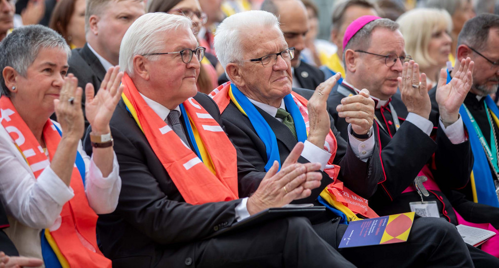von links nach rechts: Irme Stetter-Karp, Präsidentin des Zentralkomitees der deutschen Katholiken (ZdK), Bundespräsident Frank-Walter Steinmeier, Ministerpräsident Winfried Kretschmann und Georg Bätzing, Vorsitzender der Deutschen Bischofskonferenz, bei der Eröffnung des 102. Deutschen Katholikentags in Stuttgart. 