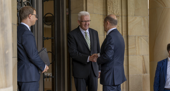 Ministerpräsident Winfried Kretschmann begrüßt den Bundeskanzler Olaf Scholz am Eingang der Villa Reitzenstein, dem Amtssitz des Ministerpräsidenten von Baden-Württemberg in Stuttgart.