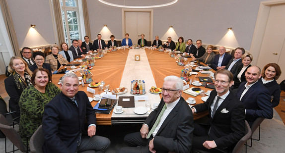 Die Kabinettsmitglieder sitzen am Kabinettstisch der Villa Reitzenstein.